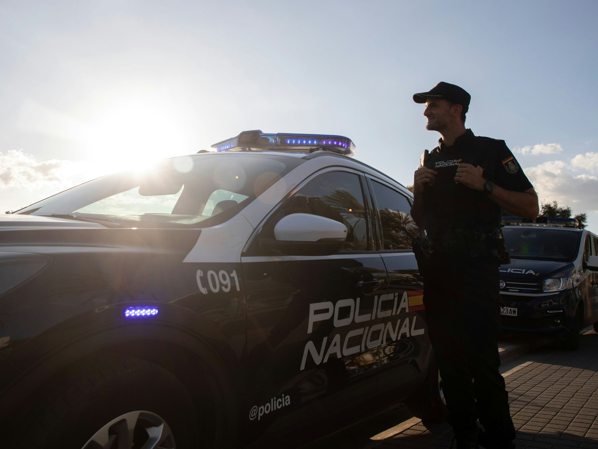 Ein spanischer Polizist patrouilliert am Strand von El Arenal auf Mallorca.