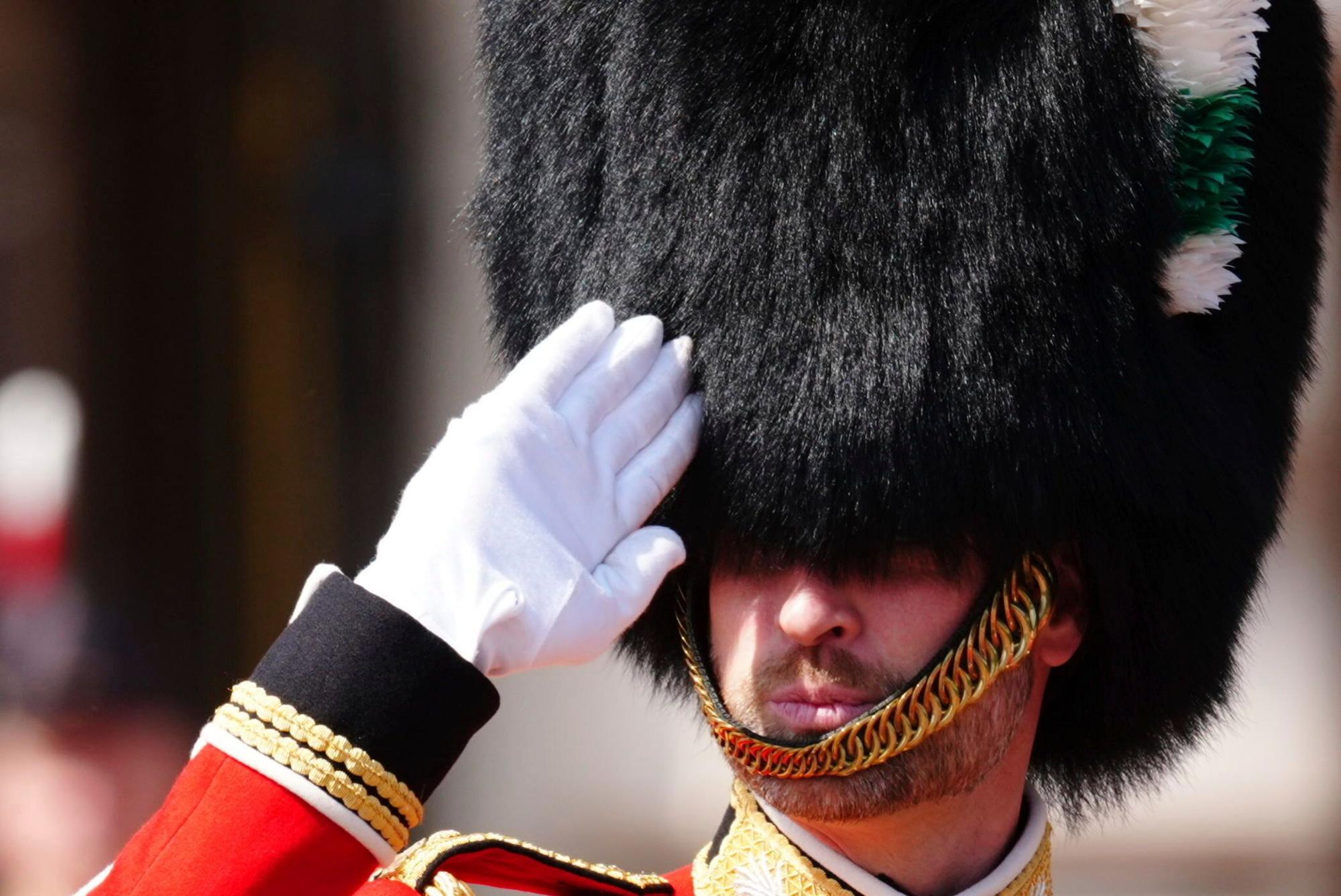 Der britische Prinz William salutiert beim Verlassen des Buckingham Palastes vor dem Trooping the Colour, der jährlichen Geburtstagsparade des Königs, in London. Deutlich zu sehen: der Thronfolger trägt Vollbart.