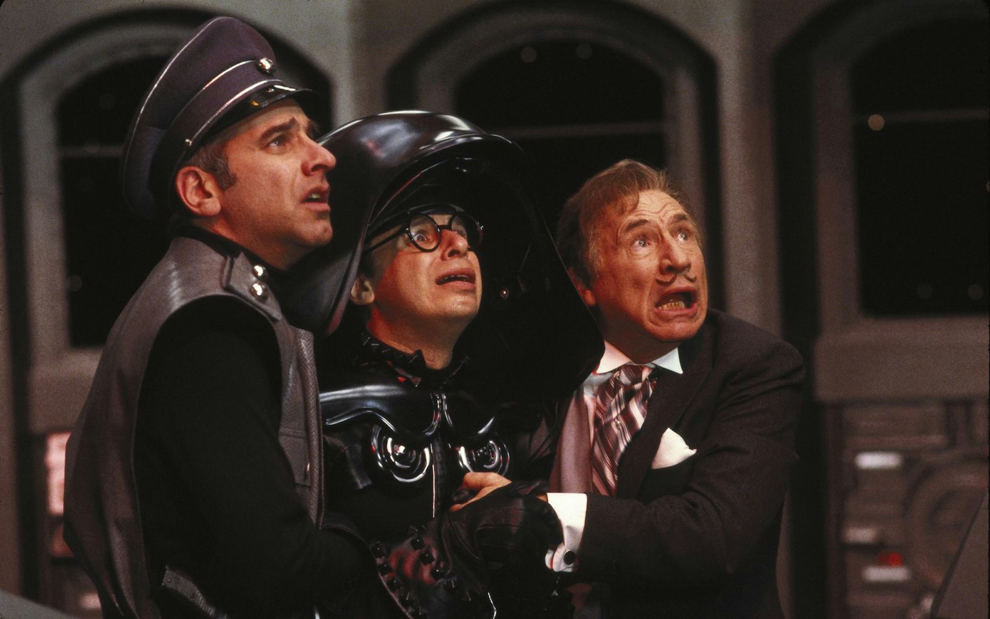 Mel Brooks (rechts, mit Rick Moranis und George Wyner) schrieb mit seiner „Star Wars“-Parodie „Spaceballs“ von 1987 Popkulturgeschichte. Bis heute wird die Komödie von vielen Fans kultisch verehrt. (Bild: Fox)