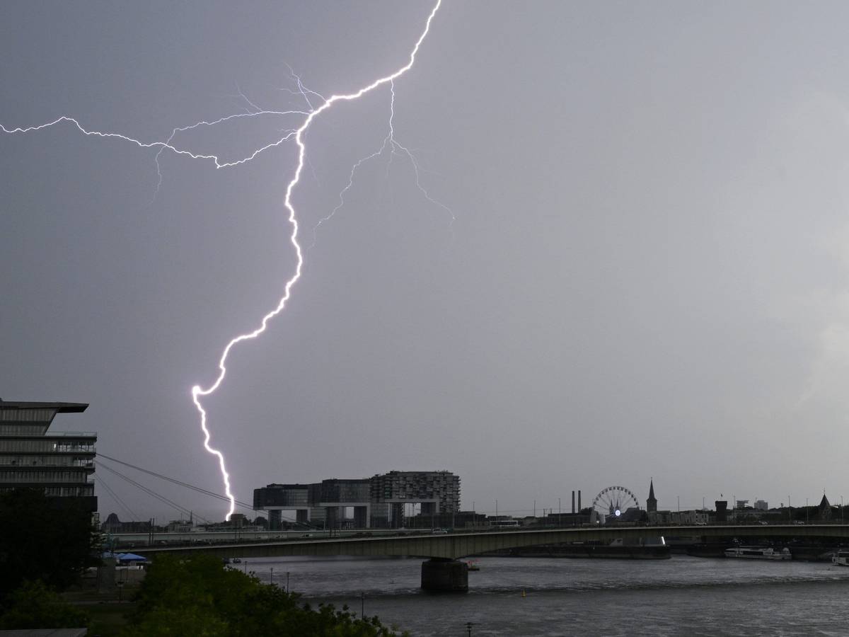 Ein Blitz zuckt bei einem Gewitter über dem Himmel über dem Kölner Süden.
