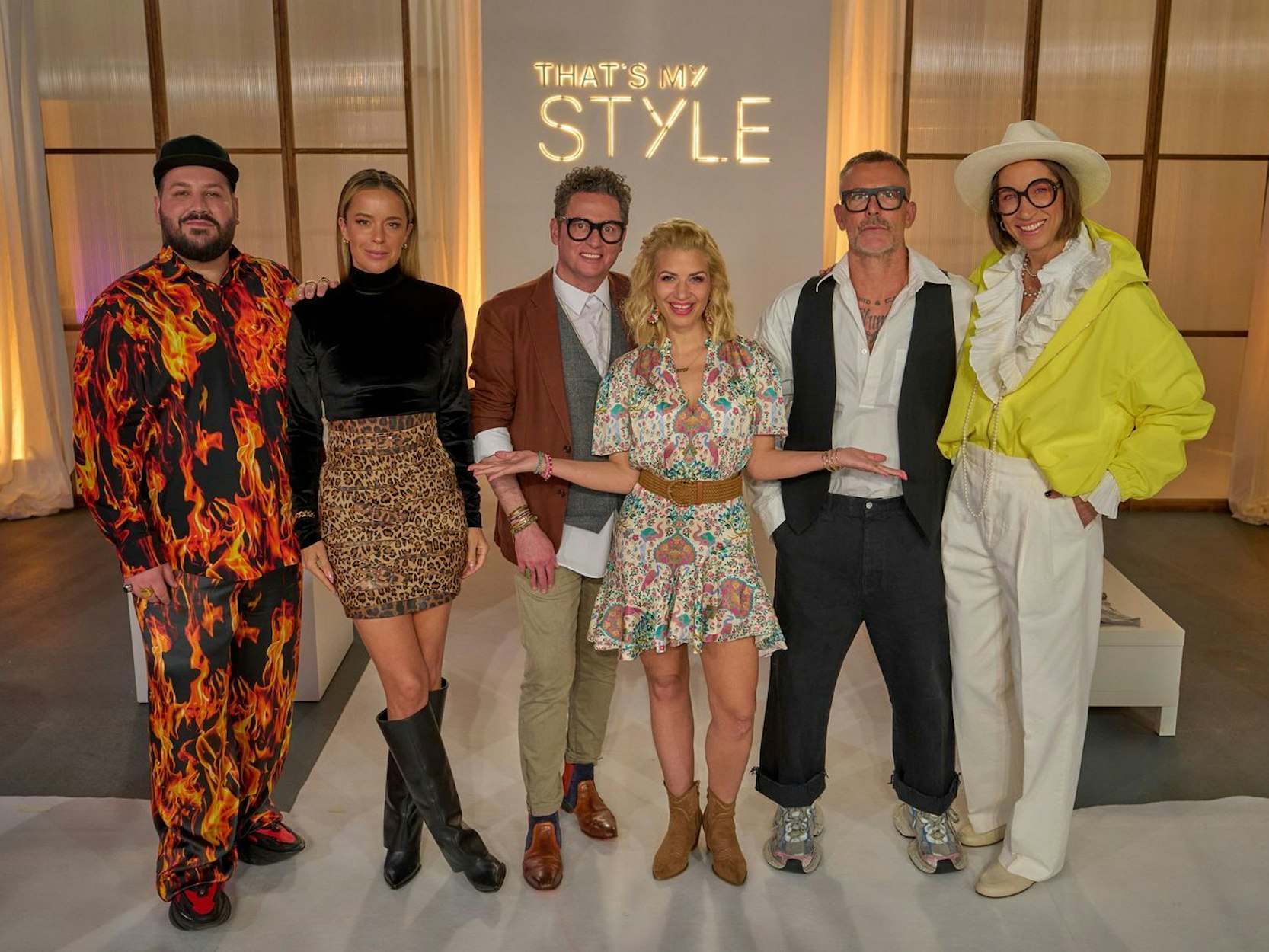 Die Experten Konstantinos the Stylist, Marina Hoermanseder und Axel Surendorf beeinflussen nicht nur die Teilnehmenden, sondern auch Moderatorin Susan Sideropoulos. Auch die Umstyling-Experten Mads Roennborg und Swaantje Taube tragen ihren Teil bei. (Bild: ZDF / Frank Dicks)