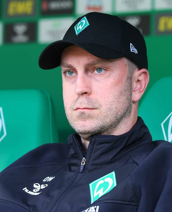 Ole Werner mit versteinerter Miene auf der Bank von Werder Bremen.