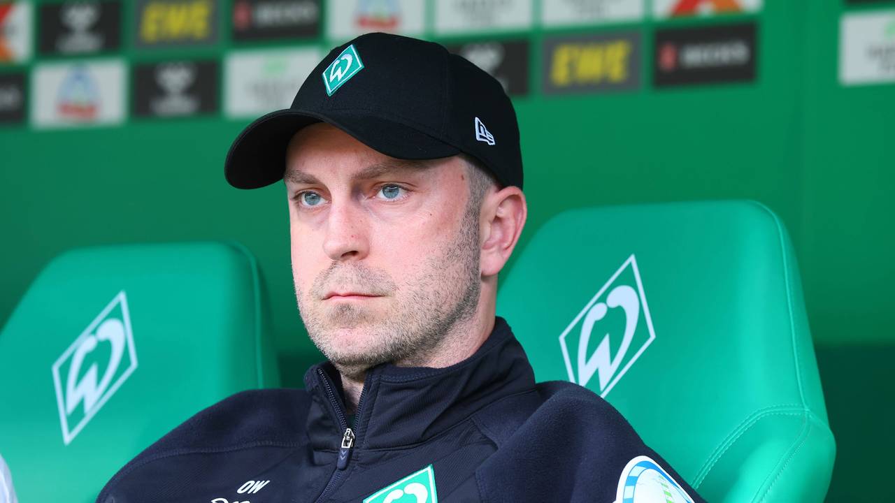 Ole Werner mit versteinerter Miene auf der Bank von Werder Bremen.