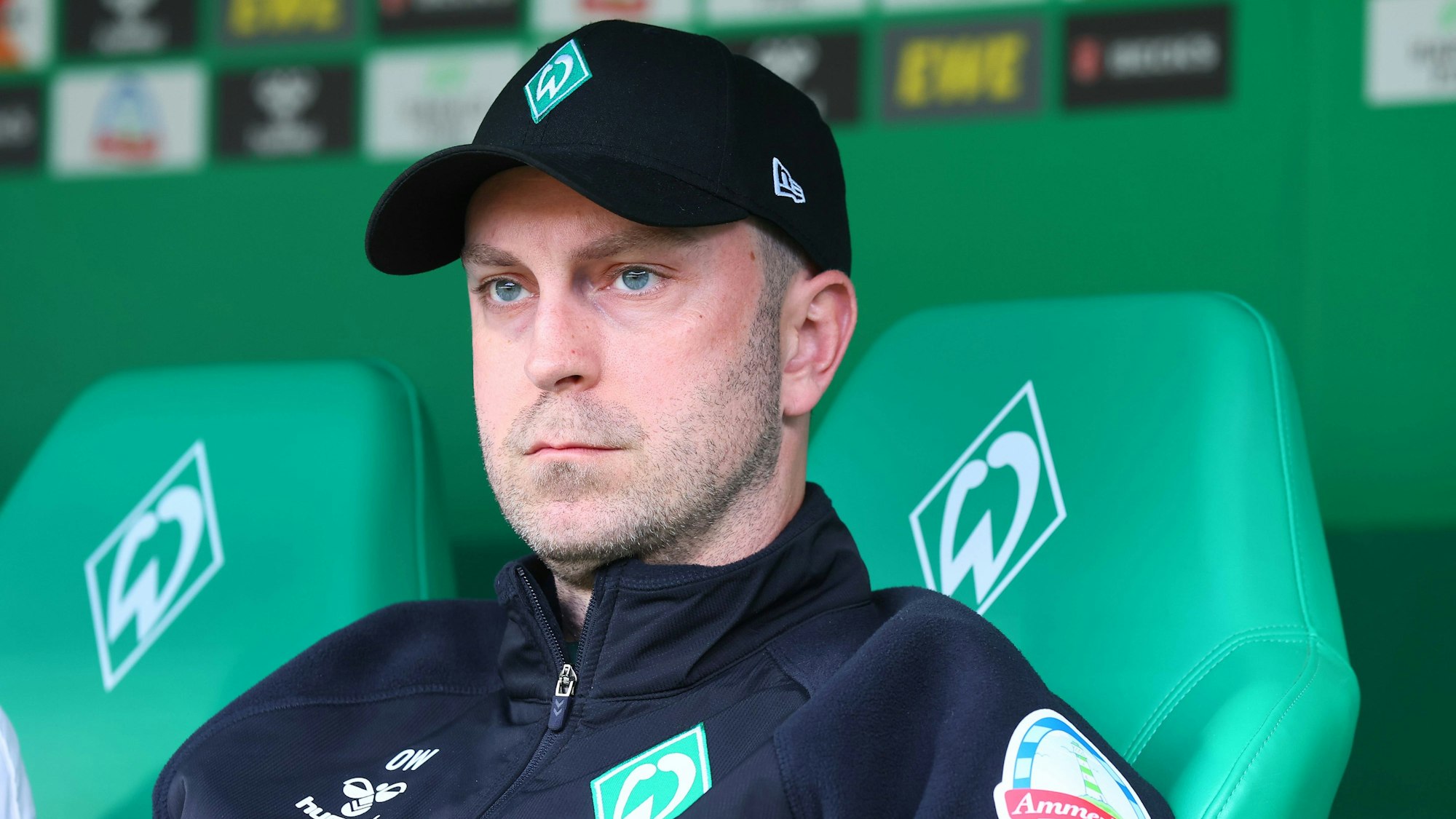 Ole Werner mit versteinerter Miene auf der Bank von Werder Bremen.