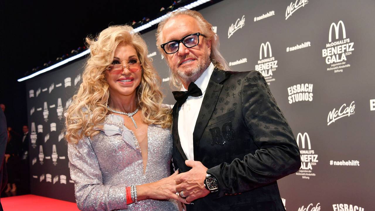Robert und Carmen Geiss posieren auf dem Roten Teppich vor einer Gala.