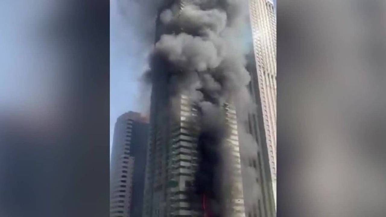 Ein Feuer ist im Tiger Tower in Dubai ausgebrochen. 3.820 Menschen mussten wegen der Flammen evakuiert werden.