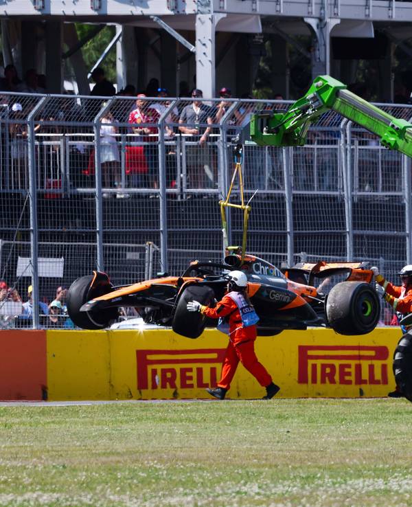 Das kaputte Auto von McLaren musste abtransportiert werden.