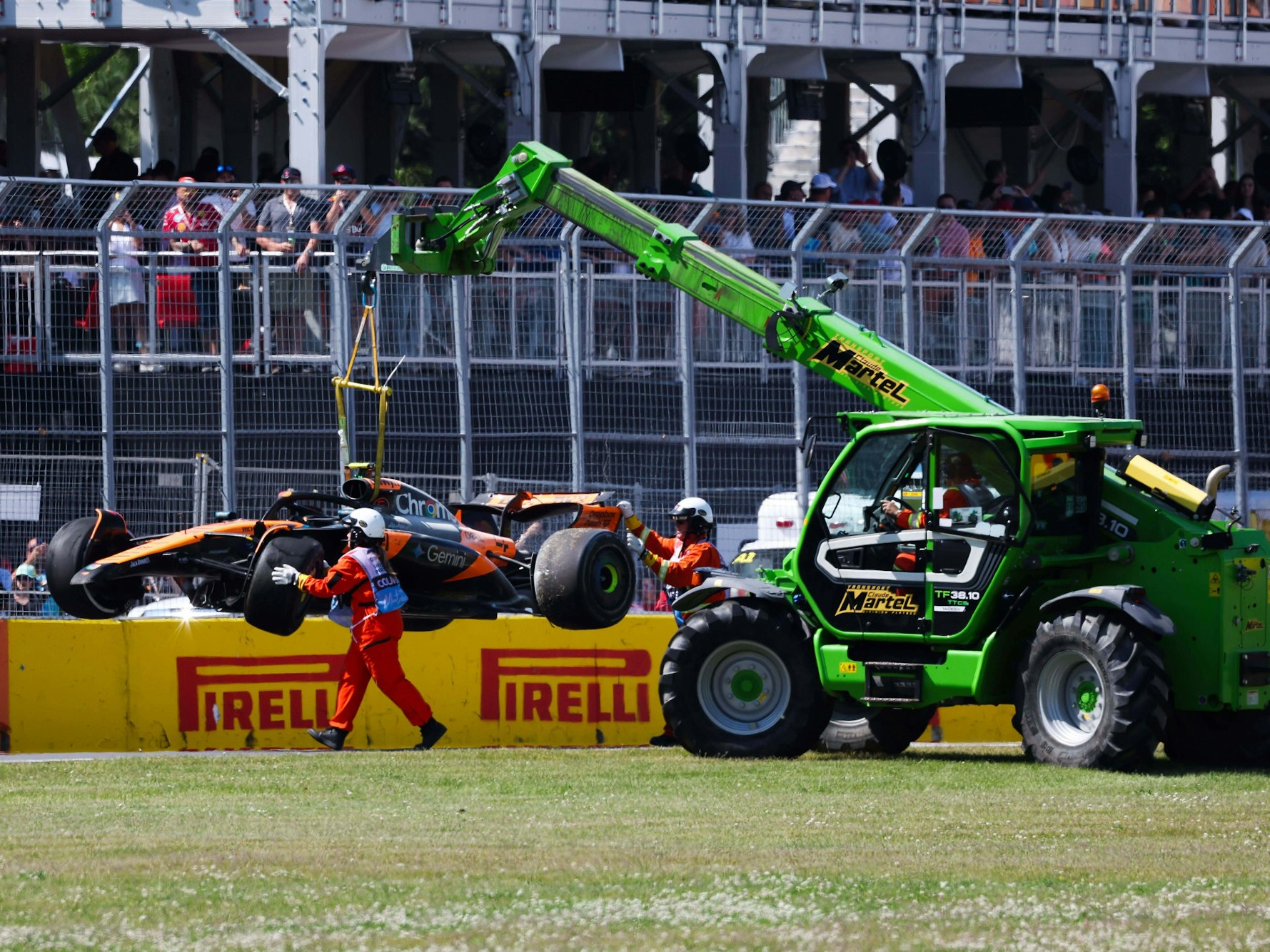 Das kaputte Auto von McLaren musste abtransportiert werden.