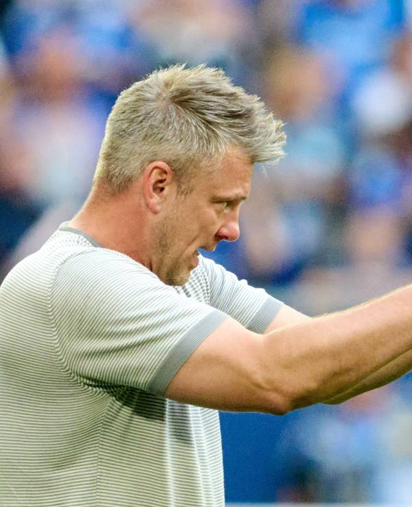 Trainer Lukas Kwasniok reagiert an der Seitenlinie.