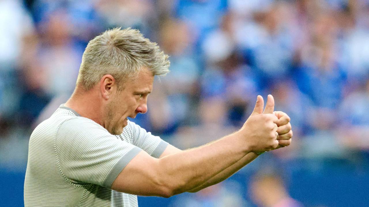 Trainer Lukas Kwasniok reagiert an der Seitenlinie.