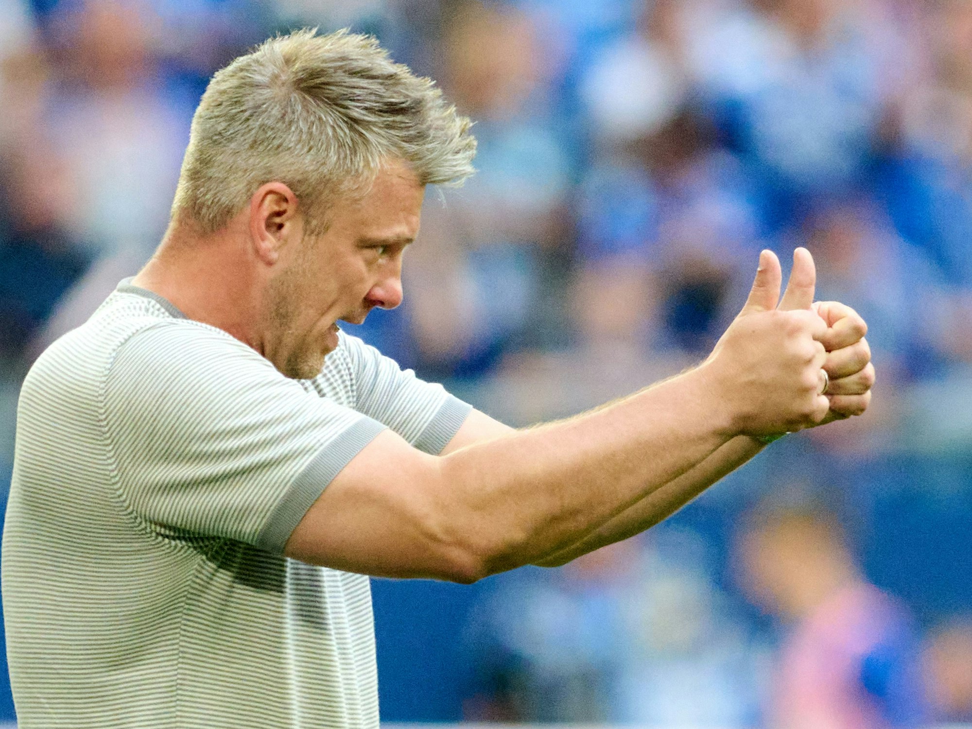 Trainer Lukas Kwasniok reagiert an der Seitenlinie.