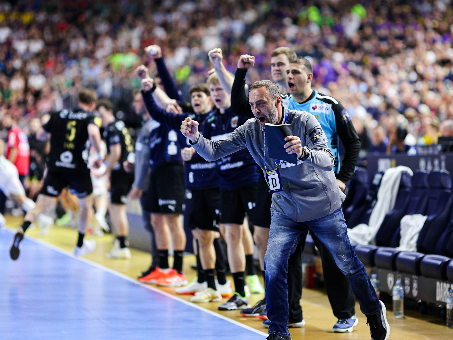 Die Ersatzbänke saßen beim Spiel zwischen den Füchsen Berlin und dem SC Magdeburg nicht ruhig.