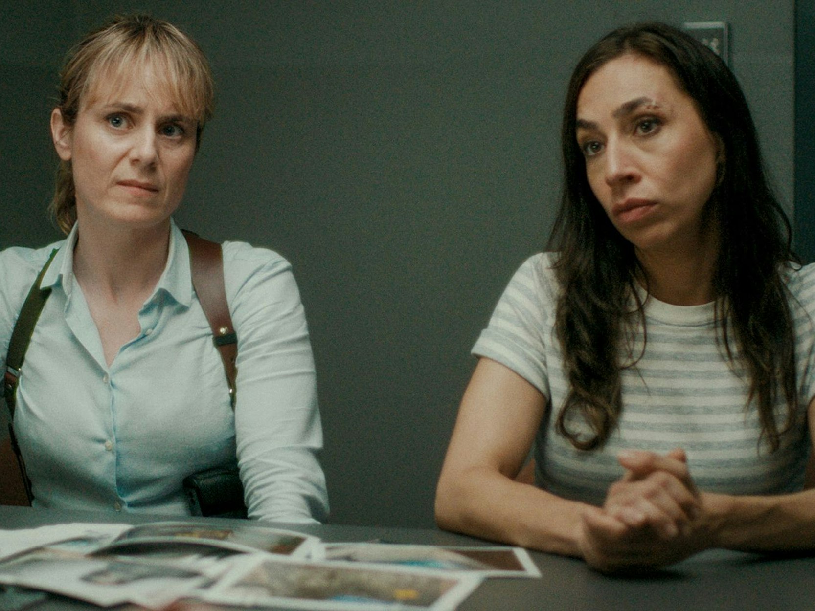 In ihrem neunten Fall ermittelten die Kommissarinnen Isabelle Grandjean (Anna Pieri Zuercher, links) und Tessa Ott (Carol Schuler) unter anderem zum Handel mit Echthaar. (Bild: SRF/Screenshot)