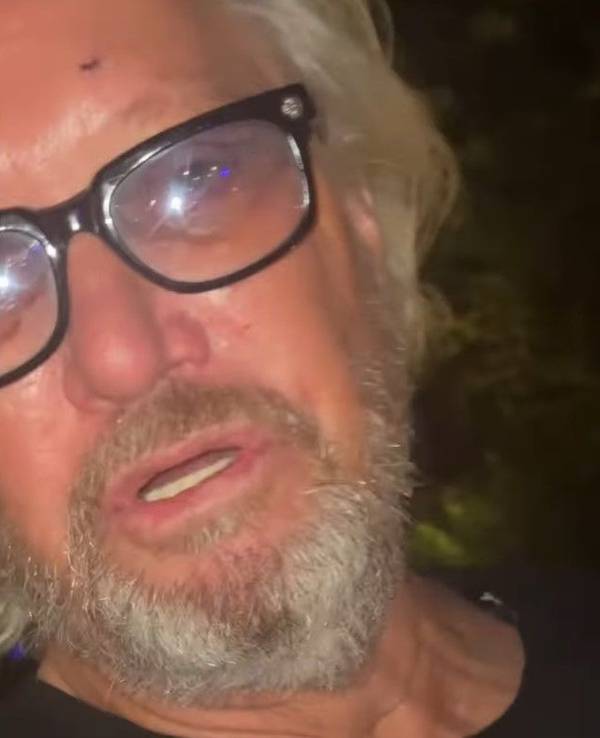 Robert Geiss ist sichtlich mitgenommen, als er auf den Krankenwagen für Ehefrau Carmen wartet. Das Millionärspaar wurde im eigenen Haus überfallen und verletzt.