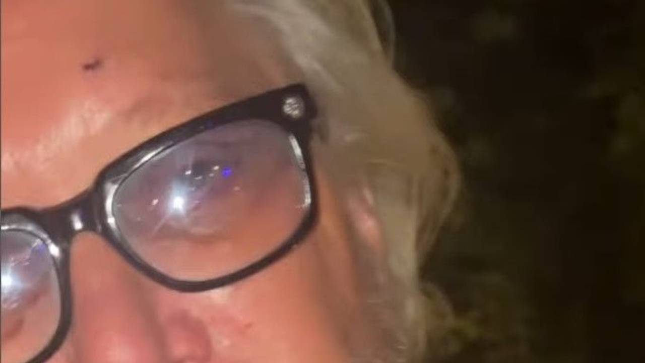 Robert Geiss ist sichtlich mitgenommen, als er auf den Krankenwagen für Ehefrau Carmen wartet. Das Millionärspaar wurde im eigenen Haus überfallen und verletzt.