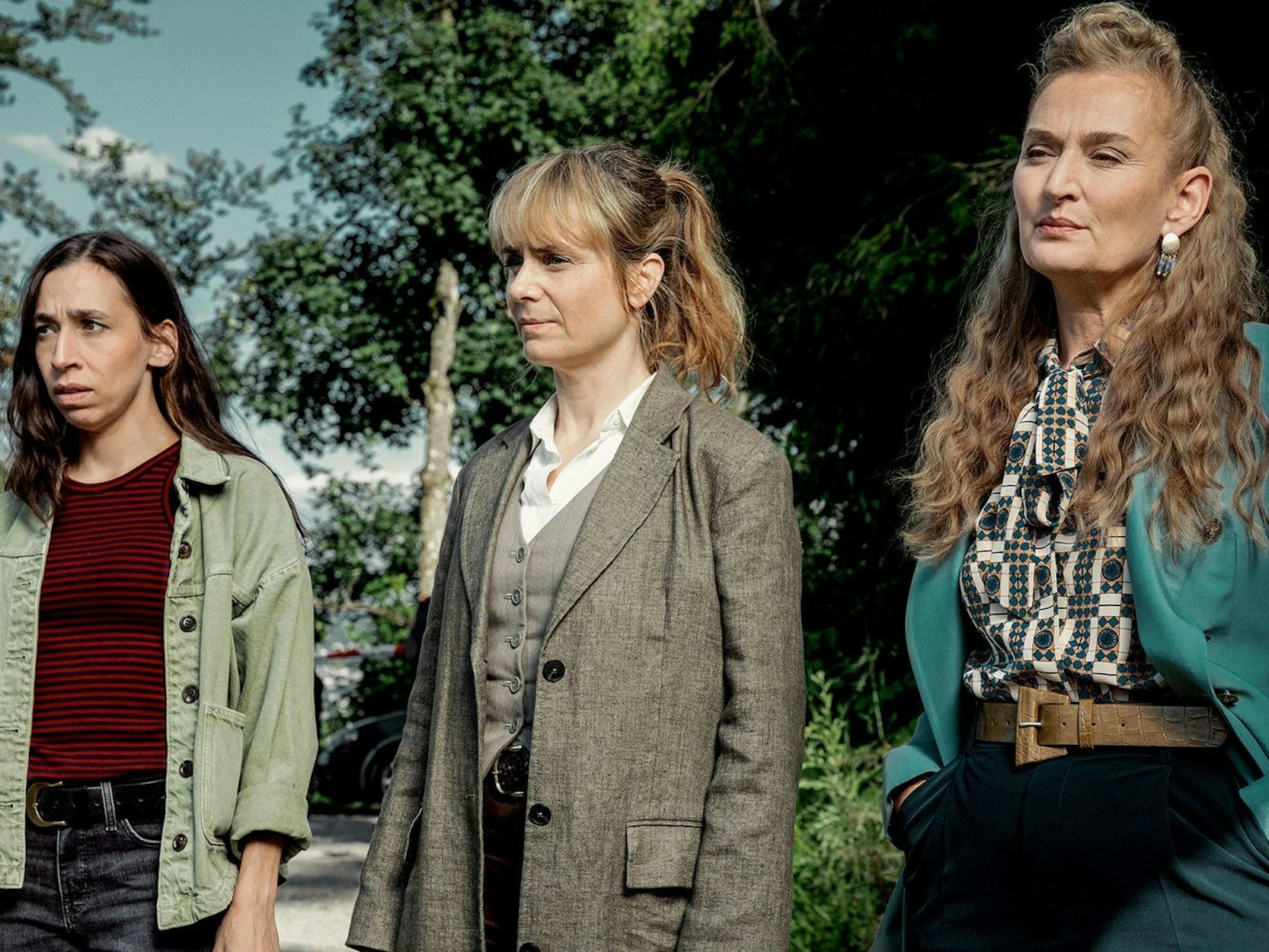 Die Kommissarinnen Tessa Ott (Carol Schuler, links) und Isabelle Grandjean (Anna Pieri Zuercher, Mitte) sowie Staatsanwältin Anita Wegenast (Rachel Braunschweig) waren schockiert über den Anblick am Tatort. (Bild: SRF/Salvatore Vinci)