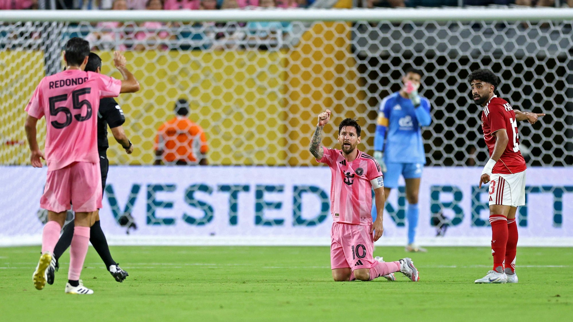 Lionel Messi und sein Teamkollege Federico Redondo fordern eine Gelbe Karte.