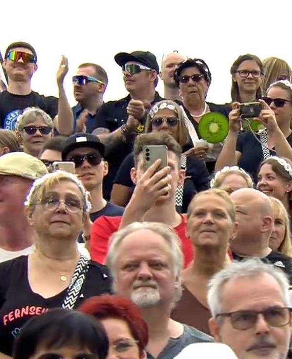 Die Fans vermissen Andrea Kiewel und halten Papp-Früchten hoch.
