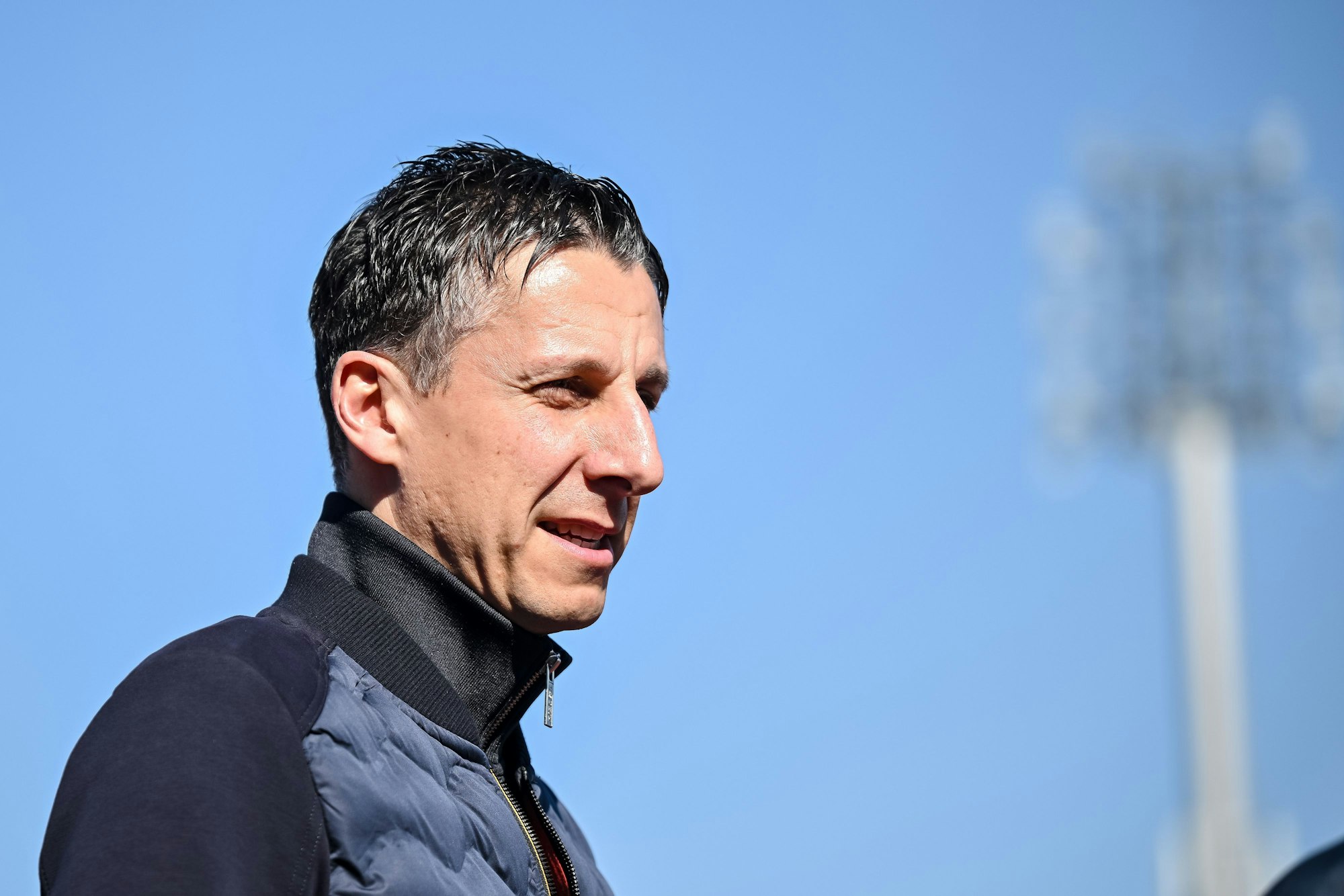 Kölns Geschäftsführer Sport Christian Keller steht vor dem Spiel im Stadion.