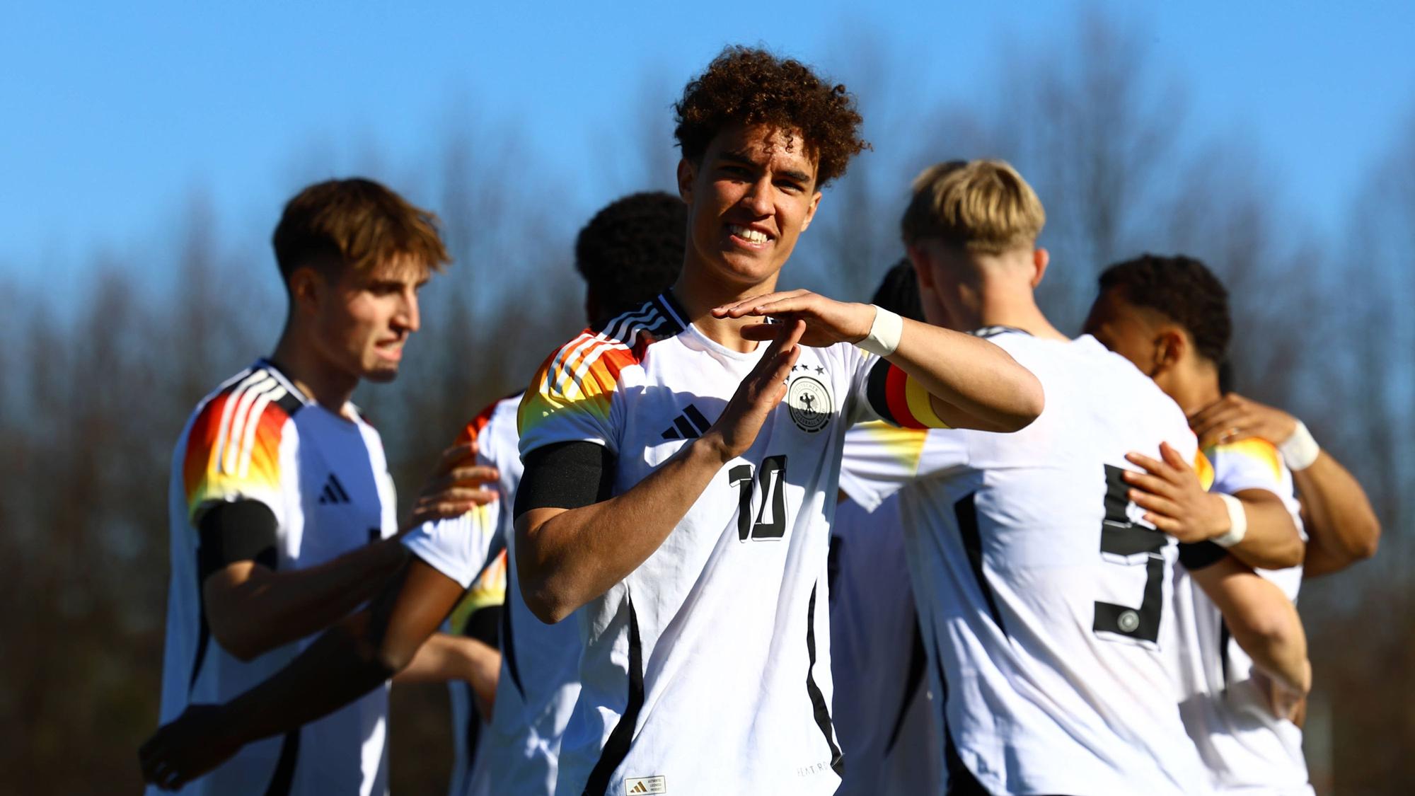 Noah Darvich jubelt im DFB-Trikot.