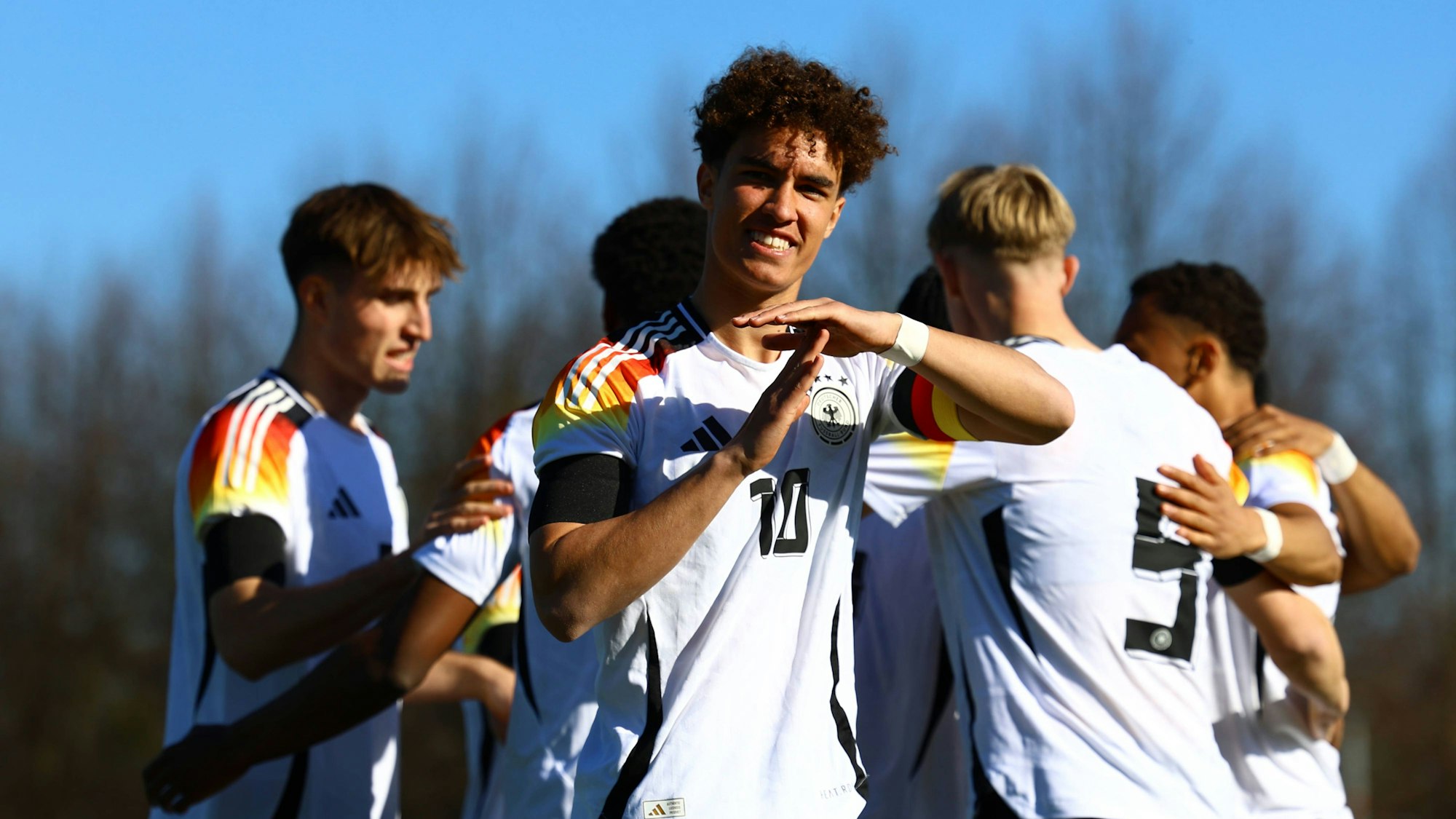 Noah Darvich jubelt im DFB-Trikot.