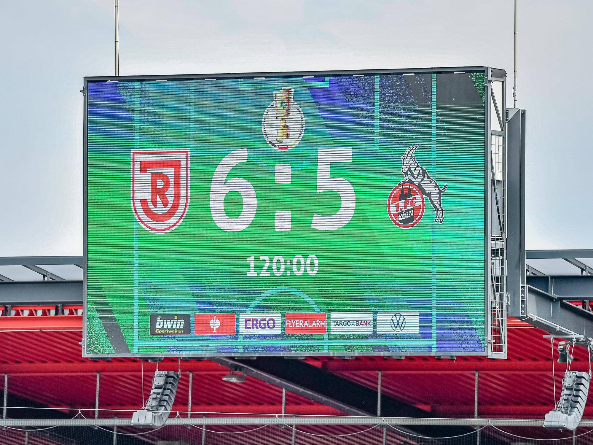 Die Anzeigetafel nachdem Jahn Regensburg sich im Elfmeterschießen gegen Köln durchsetzen konnte.