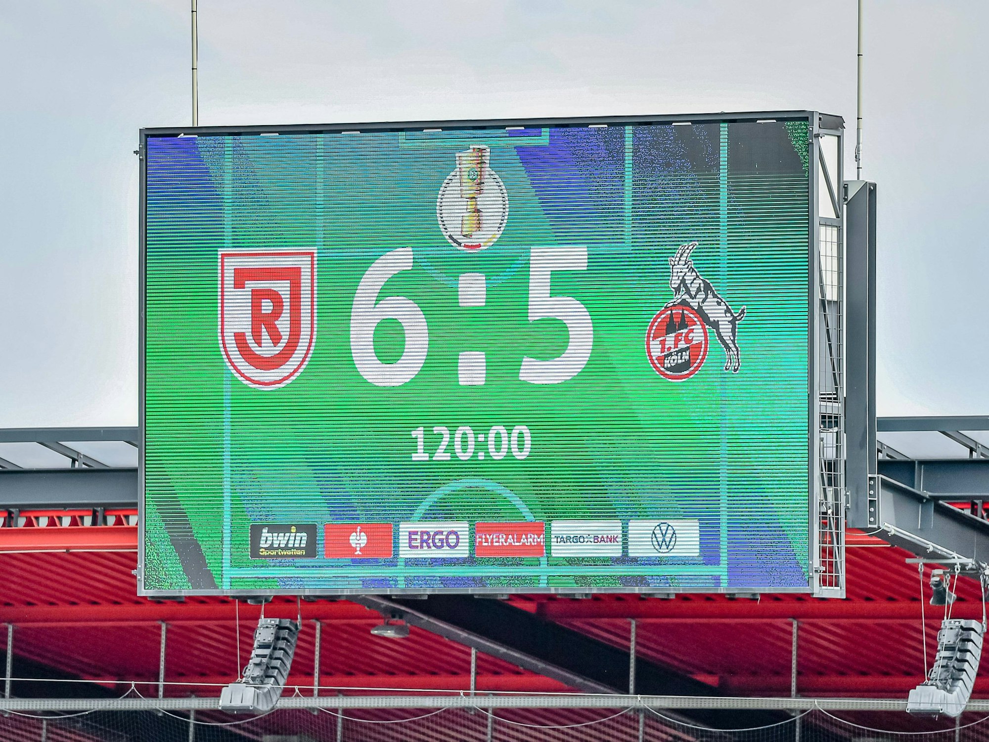 Die Anzeigetafel nachdem Jahn Regensburg sich im Elfmeterschießen gegen Köln durchsetzen konnte.