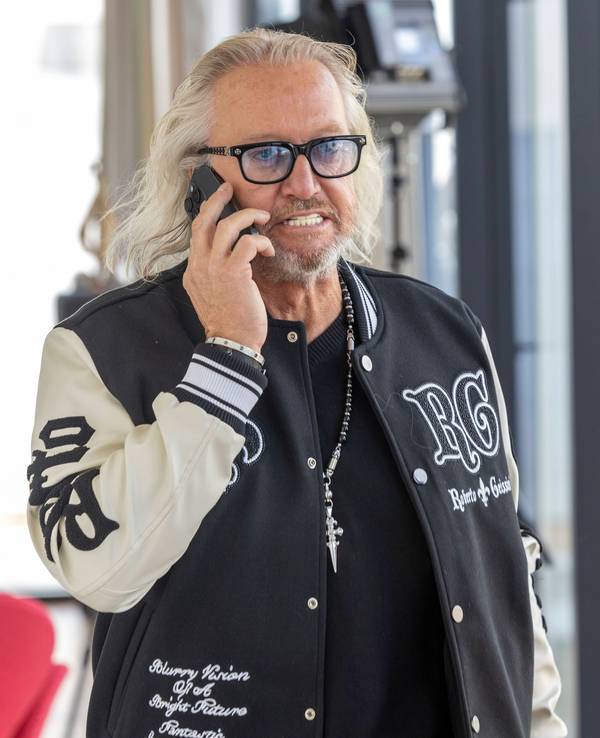 Robert Geiss telefoniert mit seinem Handy.