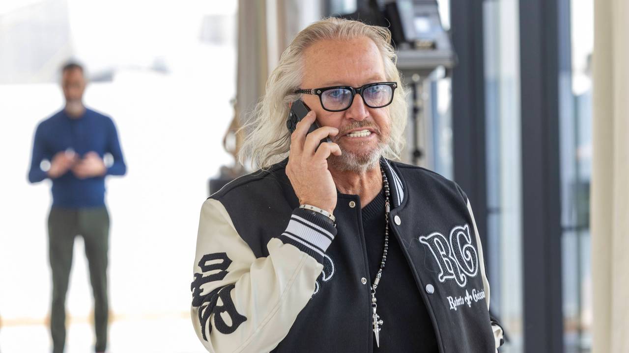 Robert Geiss telefoniert mit seinem Handy.