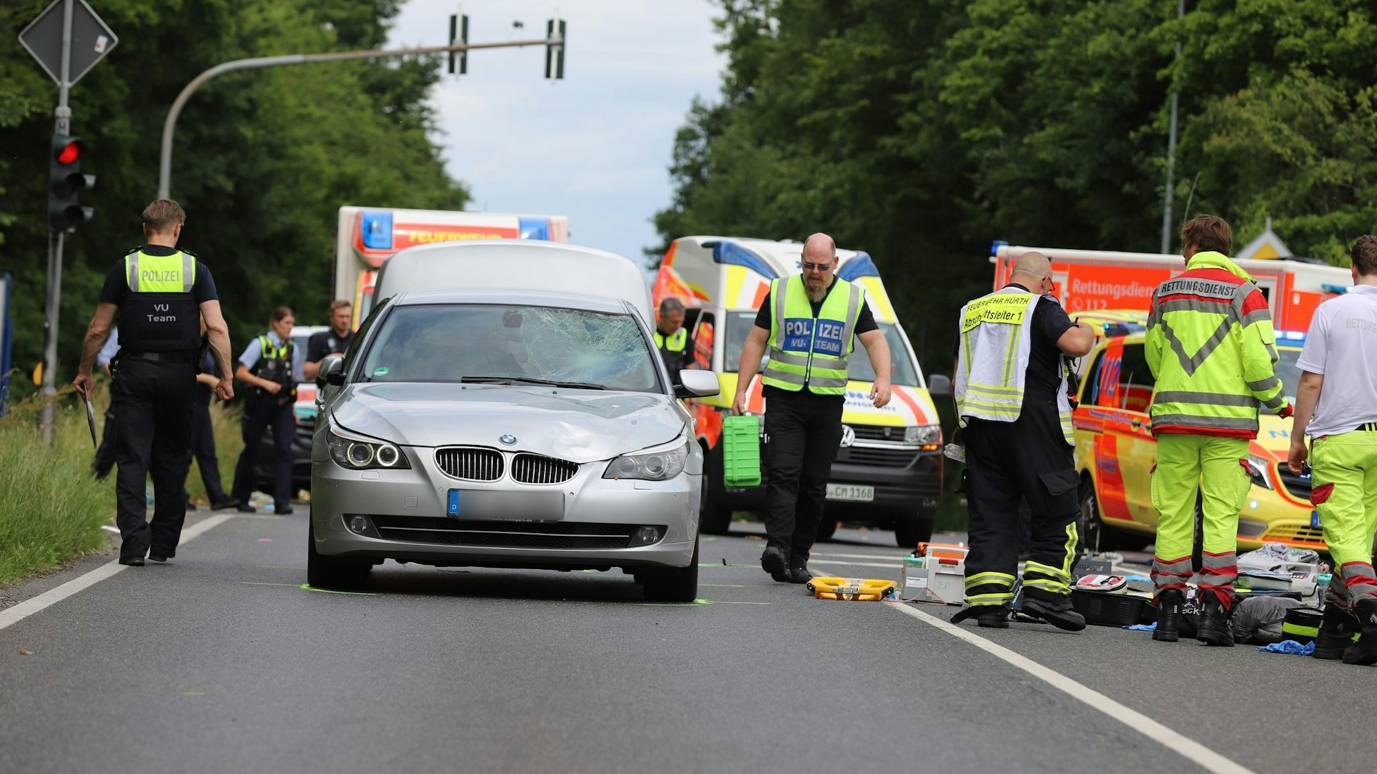 Zwei Menschen sind nach dem Unfall in Hürth gestorben.