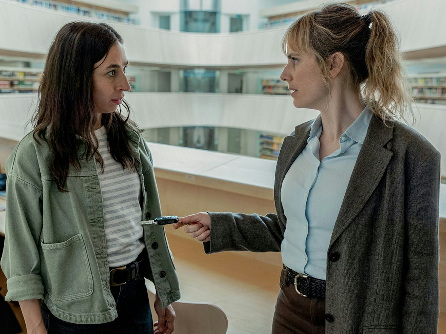In der Jurabibliothek von Zürich hofften Tessa Ott (Carol Schuler, links) und Isabelle Grandjean (Anna Pieri Zuercher) den Täter zu stellen. (Bild: SRF/Sava Hlavacek)