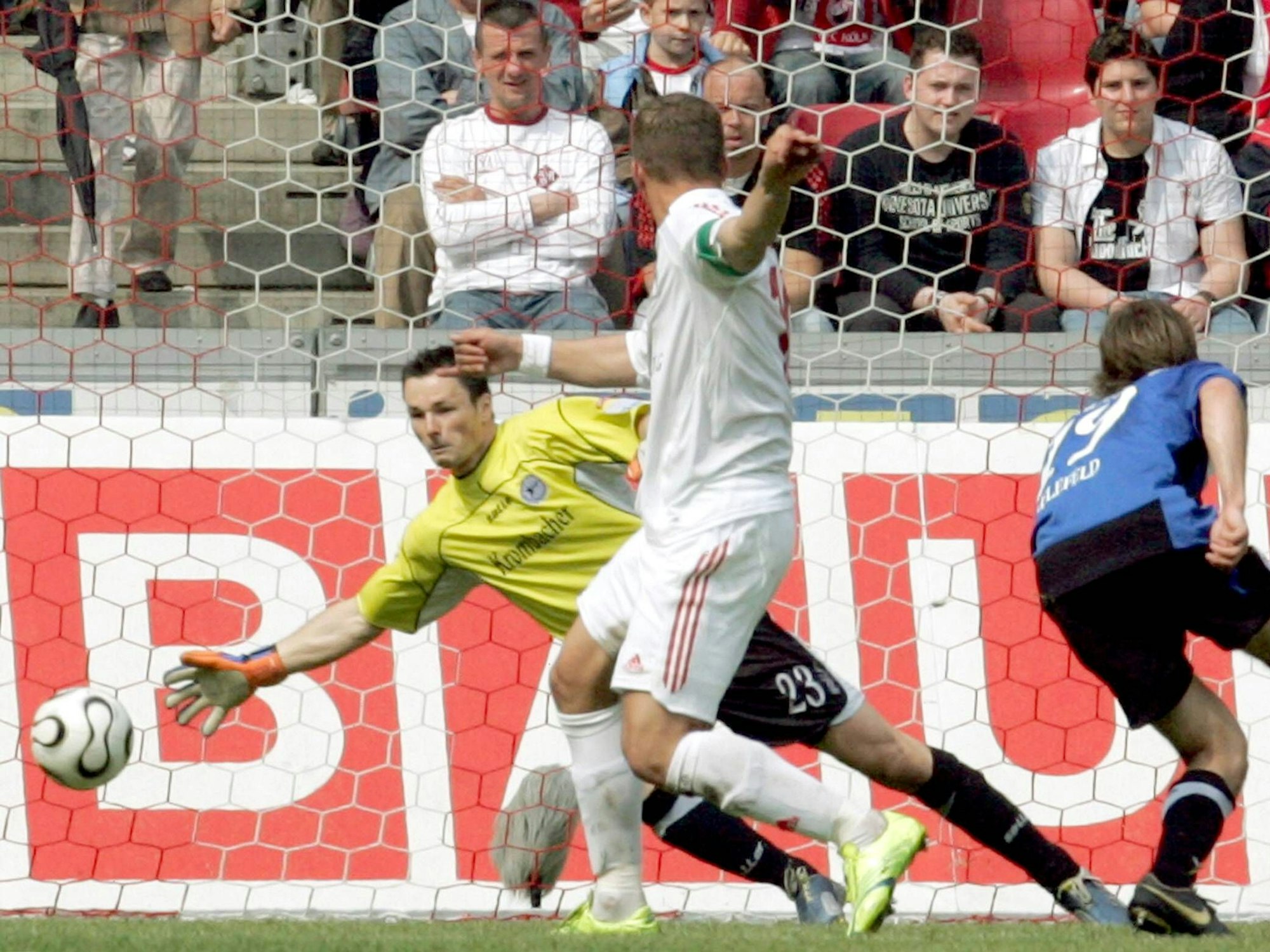 Lukas Podolski schießt ein Tor gegen Dennis Eilhoff.