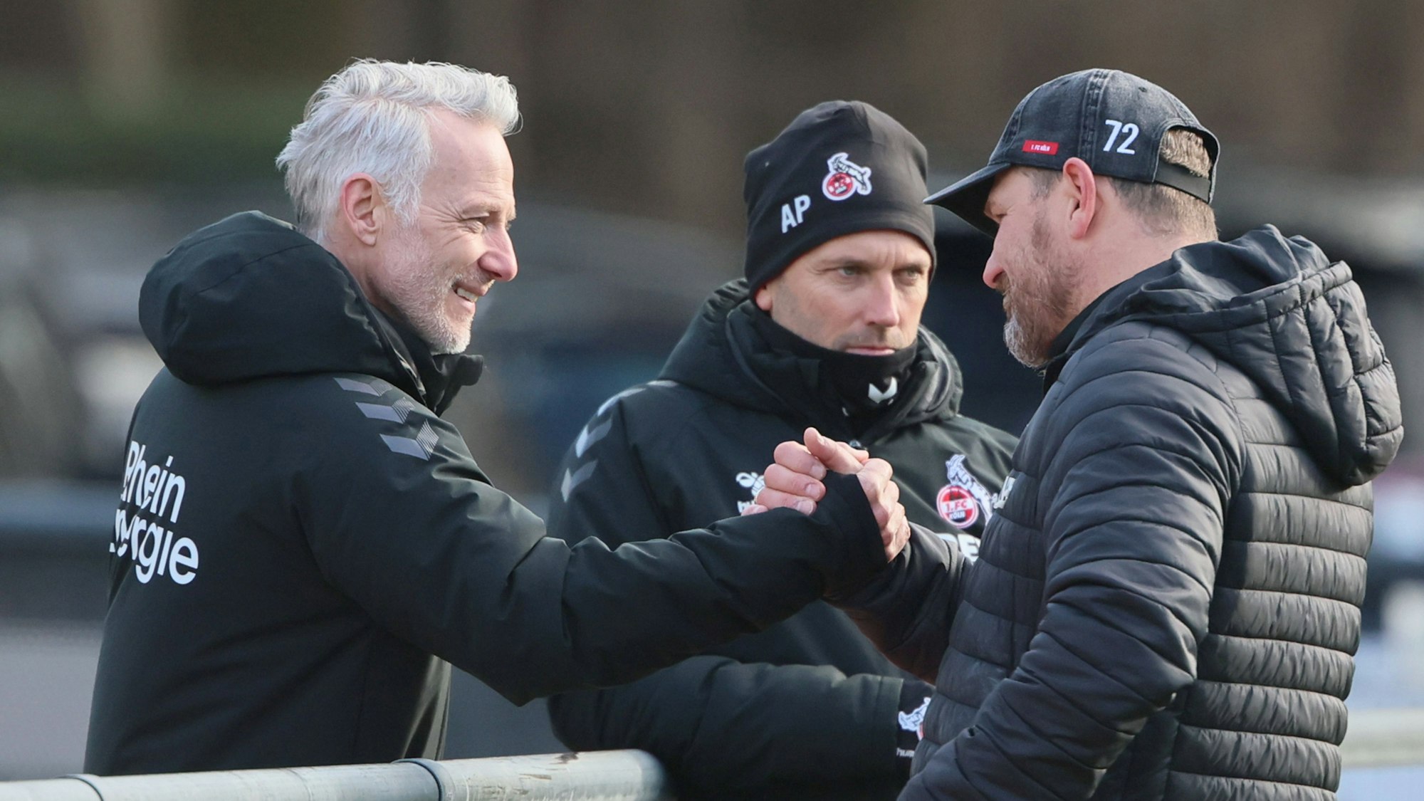 Mark Zimmermann begrüßt Steffen Baumgart, daneben steht Andre Pawlak.