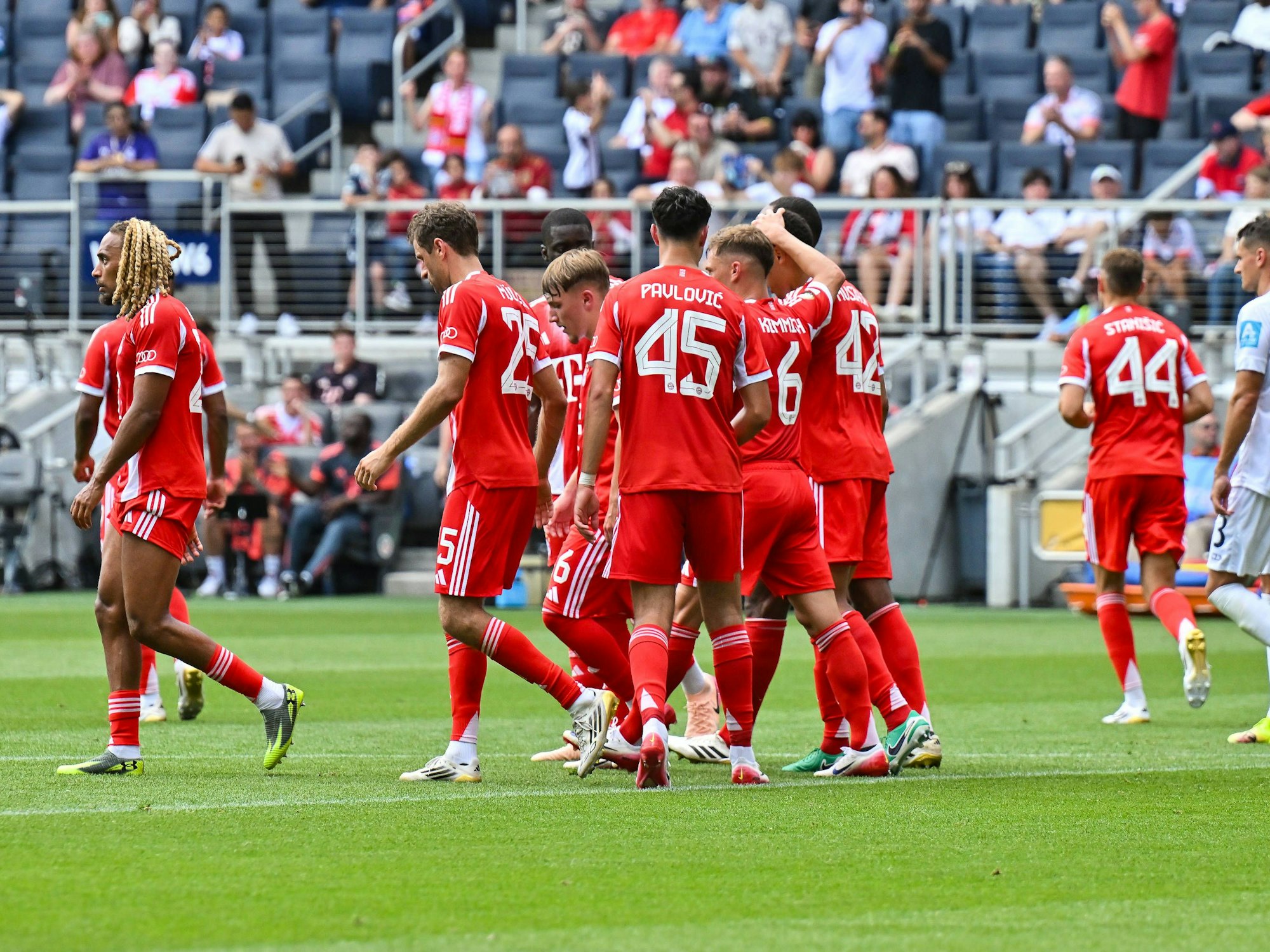 Der FC Bayern München bejubelt das 8:0 durch Jamal Musiala.