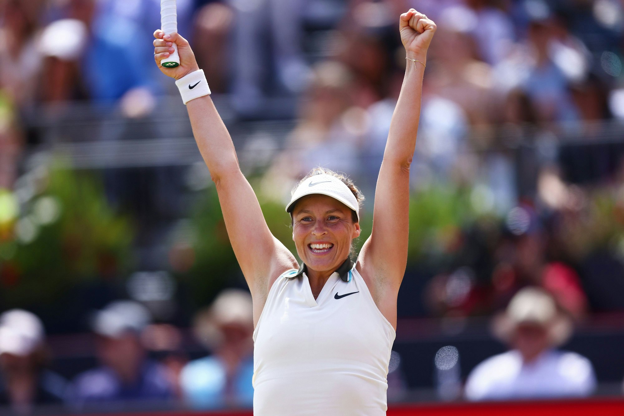 Tatjana Maria reißt nach dem Matchball jubeln die Arme hoch.