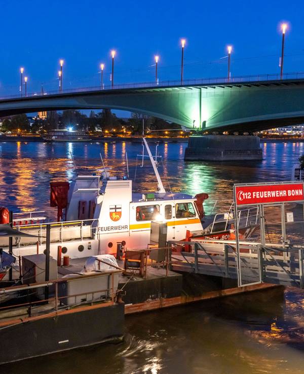 Ein Feuerwehrboot am Rhein-Anleger nahe der Kennedybrücke im Zentrum von Bonn