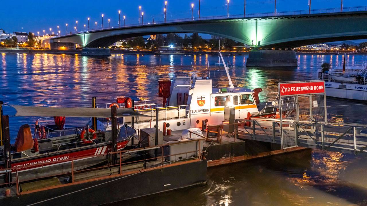 Ein Feuerwehrboot am Rhein-Anleger nahe der Kennedybrücke im Zentrum von Bonn