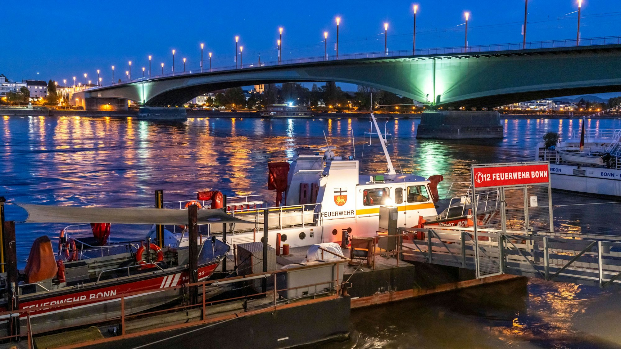 Ein Feuerwehrboot am Rhein-Anleger nahe der Kennedybrücke im Zentrum von Bonn