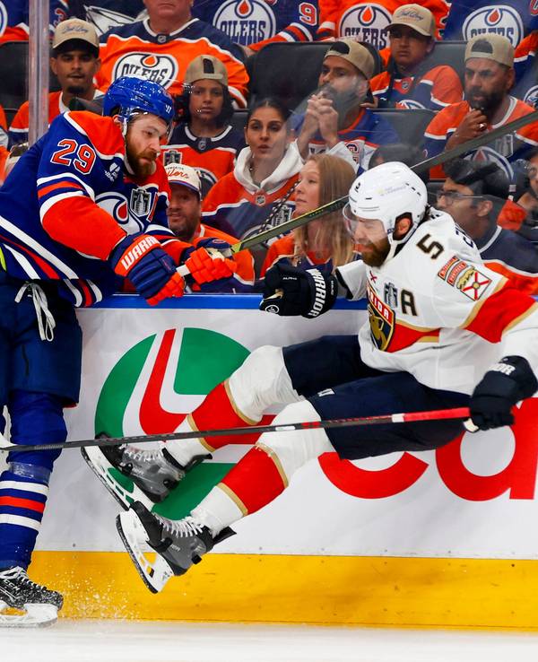 Aaron Ekblad geht an der Bande bei einer Auseinandersetzung mit Leon Draisaitl zu Boden.