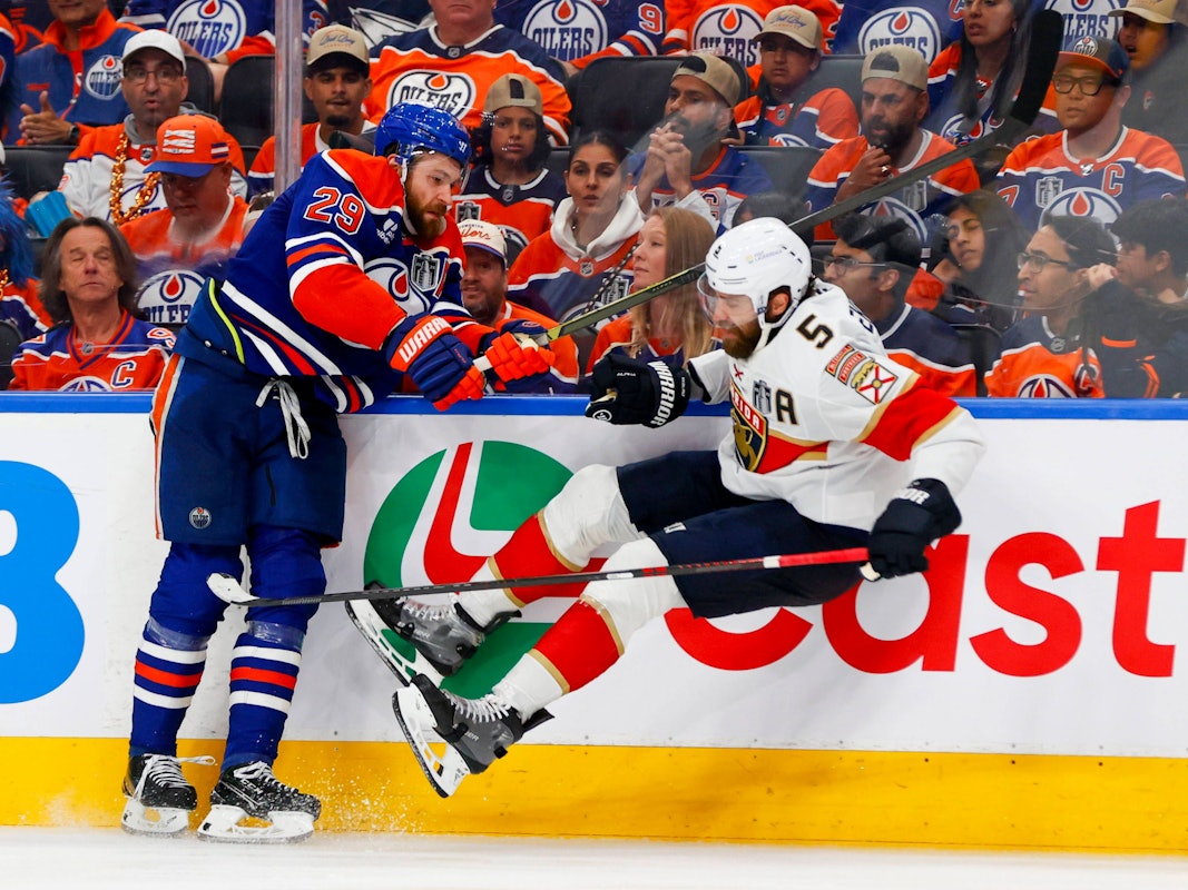 Aaron Ekblad geht an der Bande bei einer Auseinandersetzung mit Leon Draisaitl zu Boden.