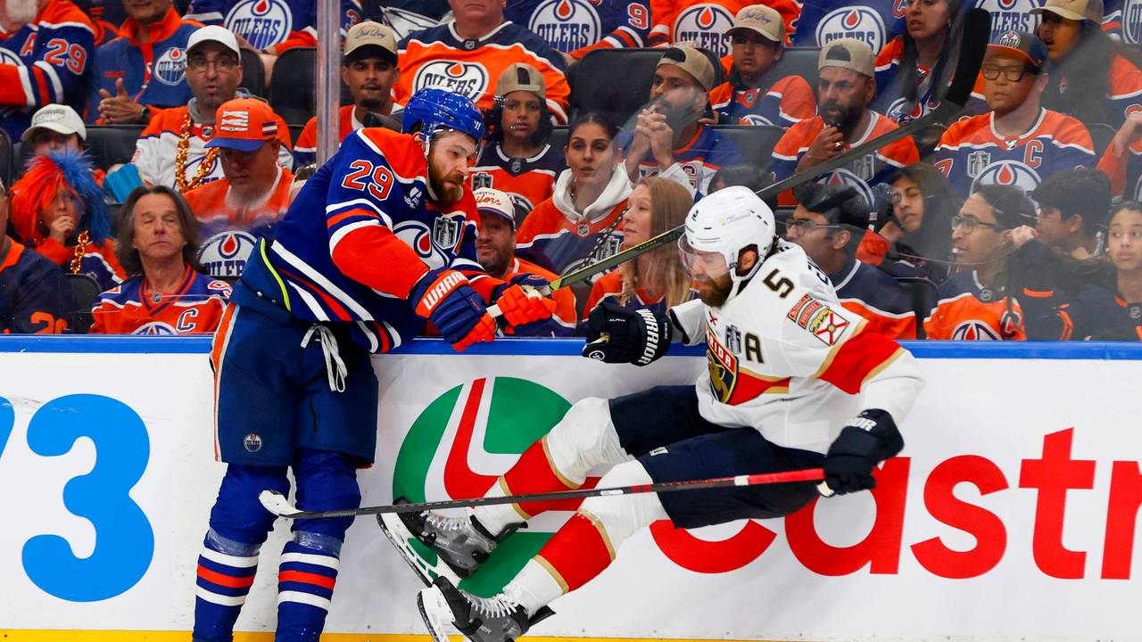 Aaron Ekblad geht an der Bande bei einer Auseinandersetzung mit Leon Draisaitl zu Boden.