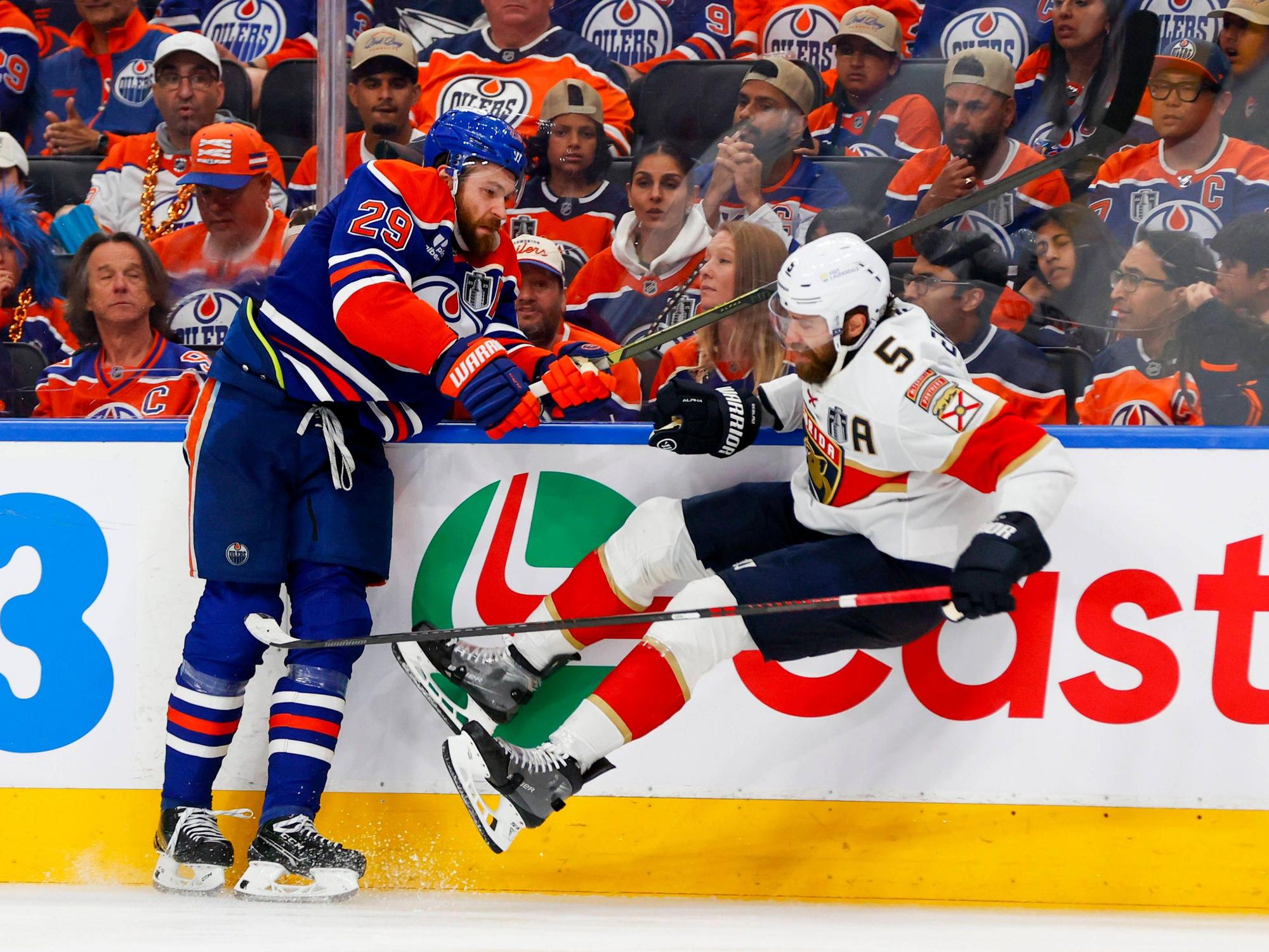 Aaron Ekblad geht an der Bande bei einer Auseinandersetzung mit Leon Draisaitl zu Boden.
