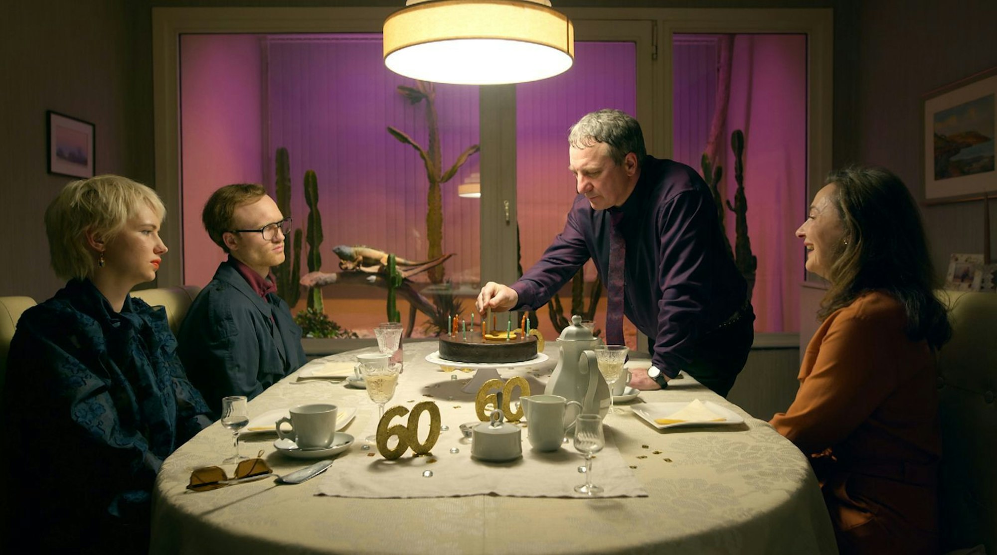 Der Vater stirbt, aber Mitgefühl gibt's keins! Der 60. Geburtstag einer dysfunktionalen Familie ist so kalt wie Eis. Es ätzen sich an (von links): Tochter Gundi (Zoë Valks), Sohn Georg (Sammy Scheuritzel), Vater Hans (Robert Palfrader) und Mutter Gertraud (Sylvie Rohrer). (Bild: ARD Degeto Film/Superfilm Filmproduktions GmbH)