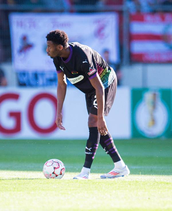 Morgan Guilavogui steht hinter dem Ball.