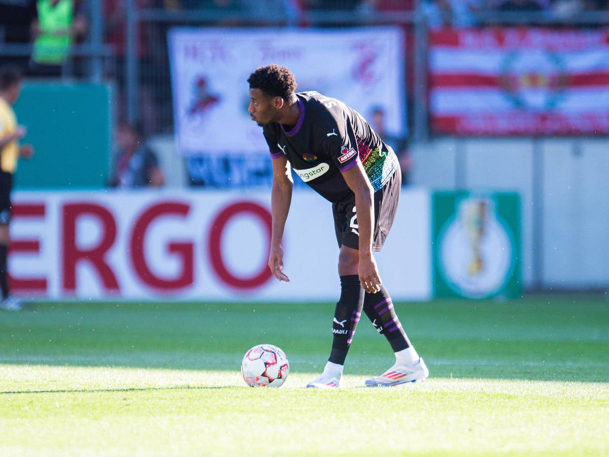 Morgan Guilavogui steht hinter dem Ball.