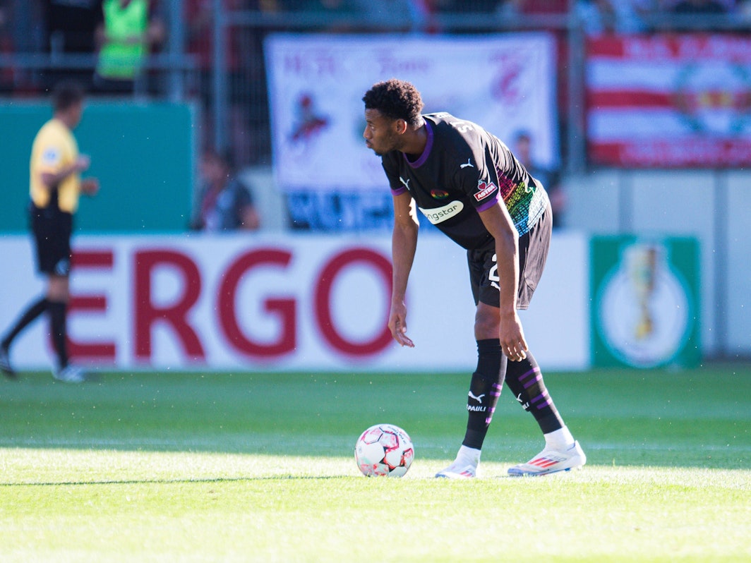 Morgan Guilavogui steht hinter dem Ball.