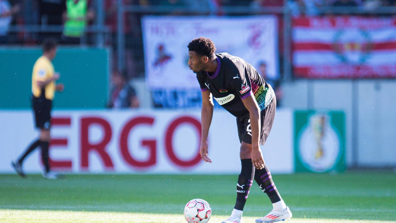 Morgan Guilavogui steht hinter dem Ball.