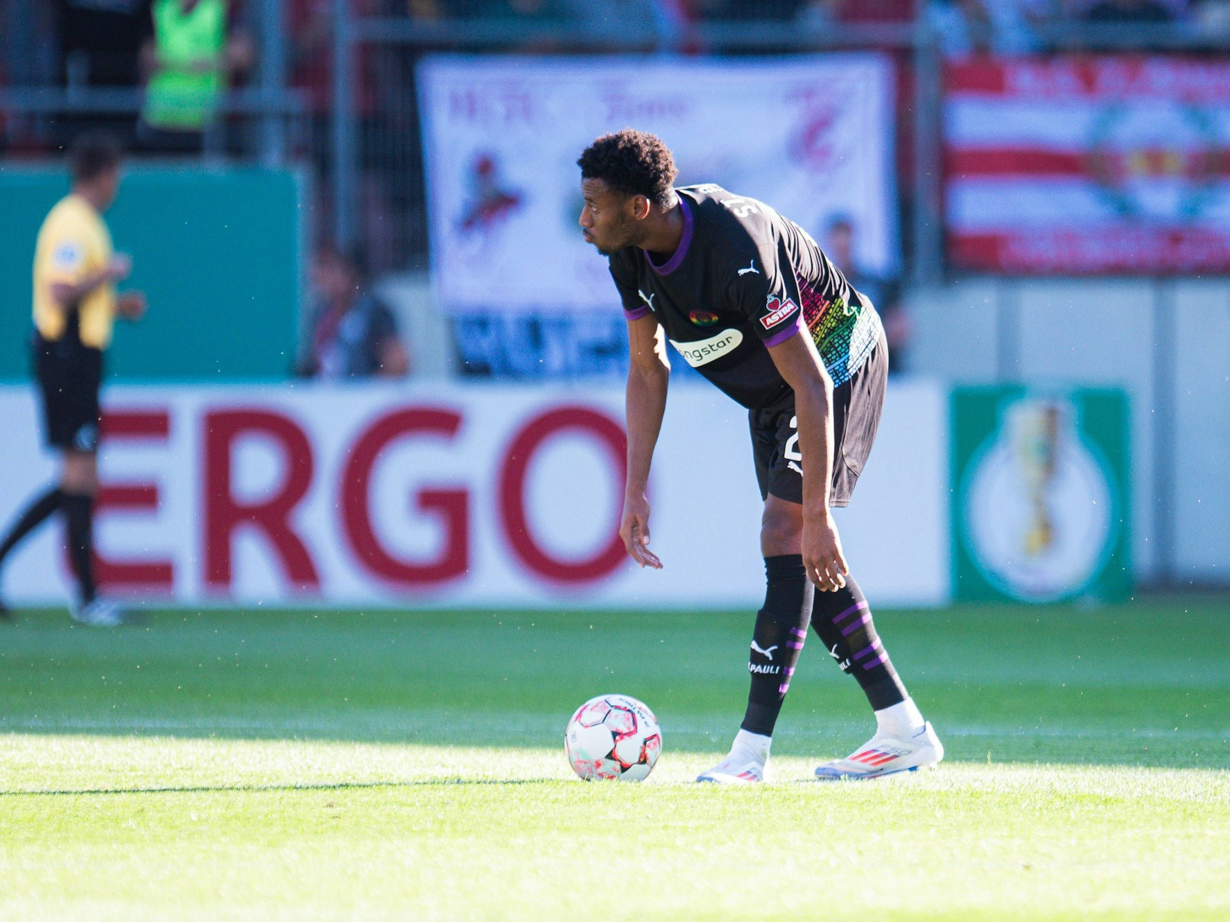 Morgan Guilavogui steht hinter dem Ball.