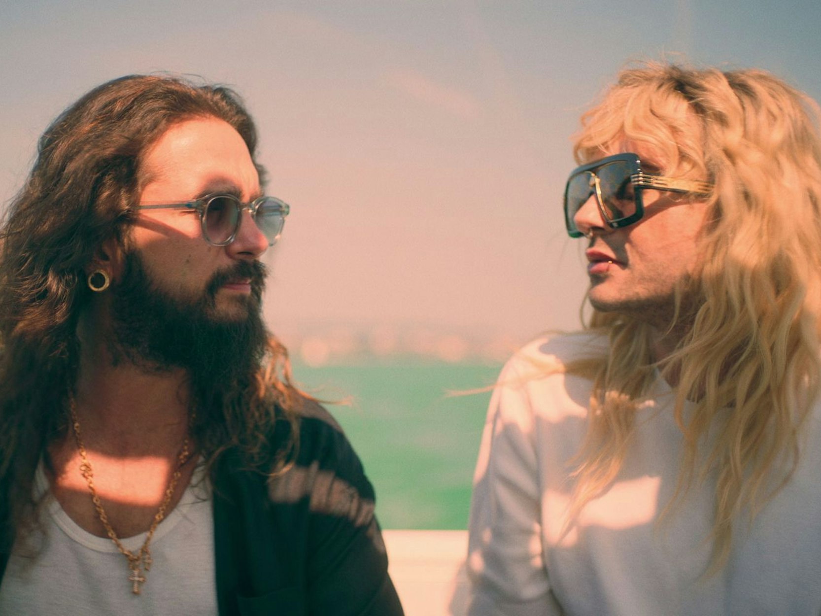 Tom Kaulitz (links) hilft seinem Bruder Bill auch durch schlechte Zeiten - etwa nach dessen Trennung von Marc Eggers. (Bild: Netflix)