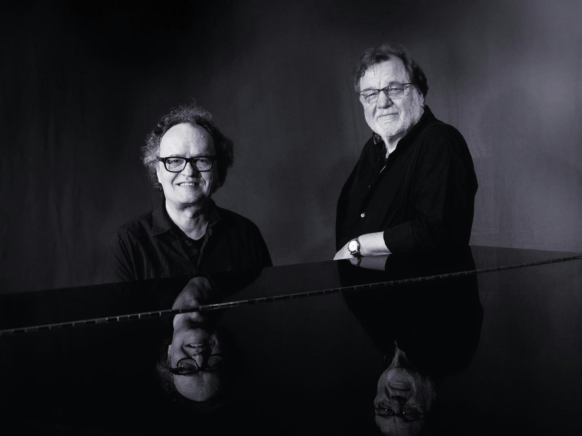 Gemeinsam mit dem Pianisten Bo Heart (links) ist Klaus Lage auch 2025 auf „Zu Zweit. Live“-Tournee. (Bild: Arne Mayntz)
